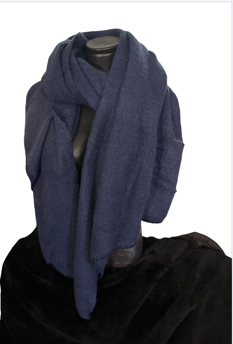 Écharpes unies à bout en pointe