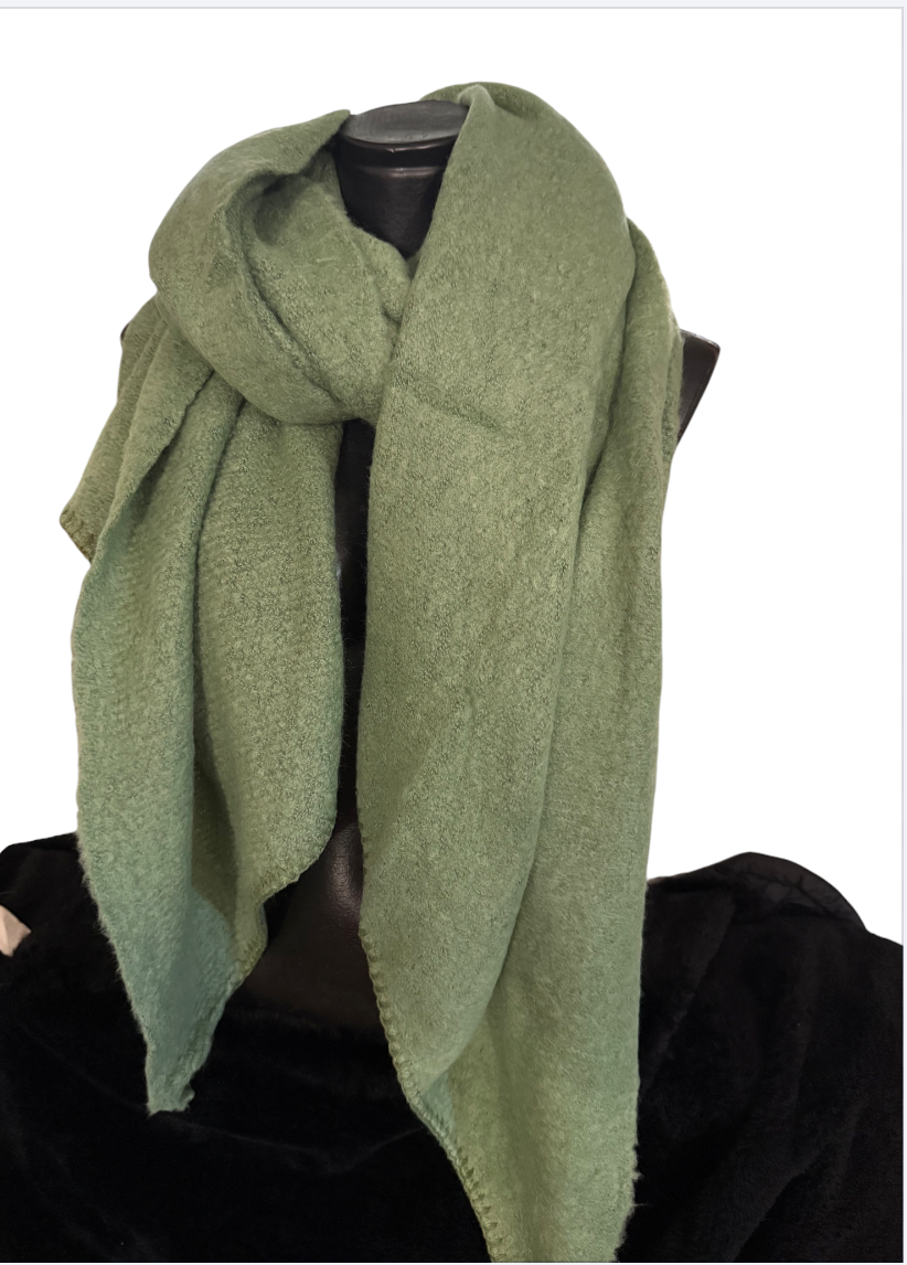 Écharpes unies à bout en pointe