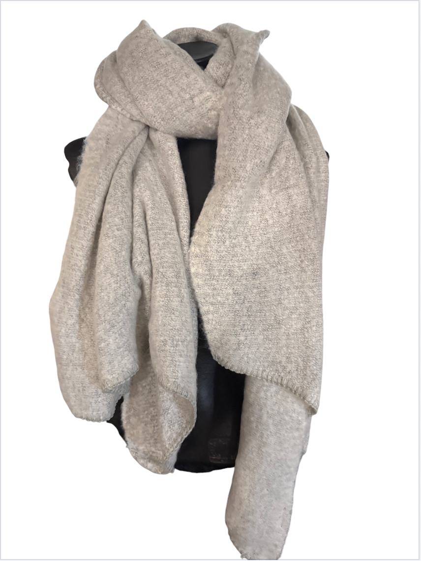 Écharpes unies à bout en pointe