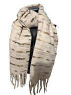 Echarpes à rayures et bouts franges